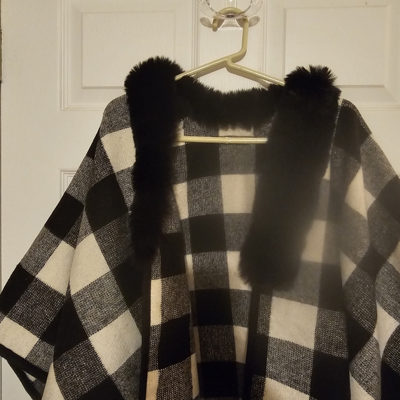 Women's Shrug/shawl - Picture 2 of 7